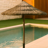 SOMBRILLA-DE-JUNCO-AFRICANO-CON-SOPORTE--EN-PISCINA